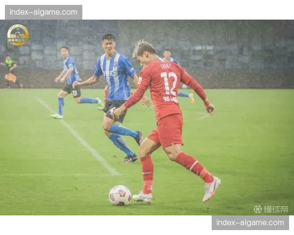 雨战中的温情，武汉三镇小球迷看台高举患病父亲加油横幅